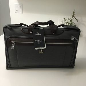 Travelpro Platinum® Elite Tri-Fold Carry-On Garment 💼